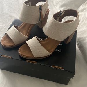 Toms Sandals 7.5 Excellent condition!!